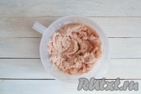 Кусочки рыбы перемолоть мясорубкой или измельчить блендером.
