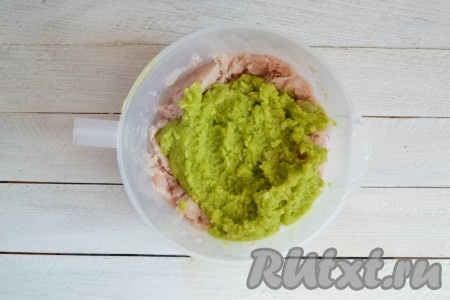 Соединить рыбный фарш с перемолотыми луком, чесноком и кабачками.
