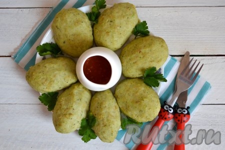 Нежные, сочные и легкие котлетки выложить на блюдо и подать на стол вместе с овощами, зеленью и любимым соусом. Также они прекрасно сочетаются с любыми кашами.&nbsp;
