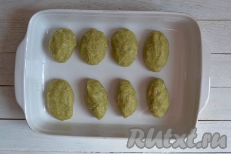Заготовки котлет выложить в форму для запекания, оставляя небольшое расстояние между ними.