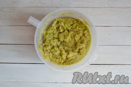 По вкусу всыпать соль и черный молотый перец, тщательно перемешать.
