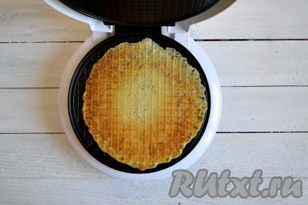 Готовую творожную вафлю сразу же, не снимая с электровафельницы, скрутить трубочкой или конусом.
