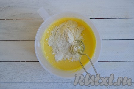 Добавить просеянную муку и снова перемешать.
