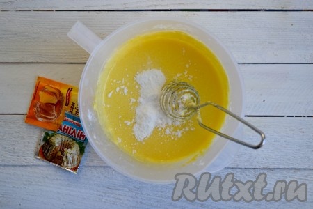 Всыпать разрыхлитель и ванилин.
