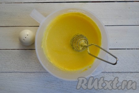 Всыпать соль и снова тщательно перемешать. Масса станет более жидкой.
