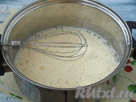 К яйцам добавить соль и взбить венчиком до пышной светлой массы. Затем подсыпать оставшуюся сахарную пудру и взбивать около минуты.