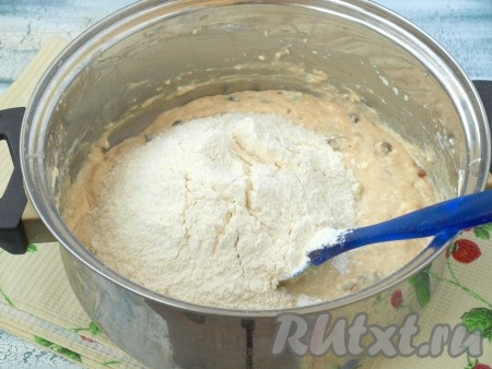 Затем добавить вторую часть просеянной муки, мешать лопаткой насколько возможно, а затем продолжить замес руками.
