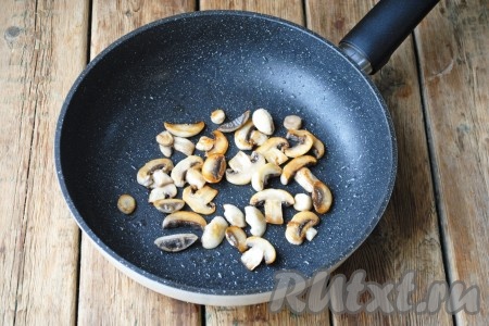Пластины шампиньонов выложить на сковороду, разогретую с растительным маслом, и обжарить на среднем огне, периодически помешивая, в течение минут 5 (до золотистого цвета), затем посолить по вкусу.&nbsp;
