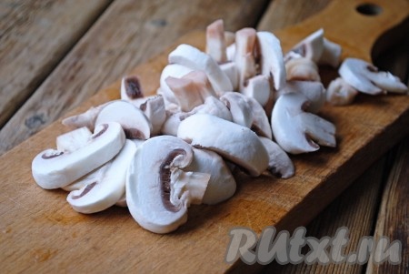 Шампиньоны вымыть, очистить и нарезать пластинами (как на фото).&nbsp;
