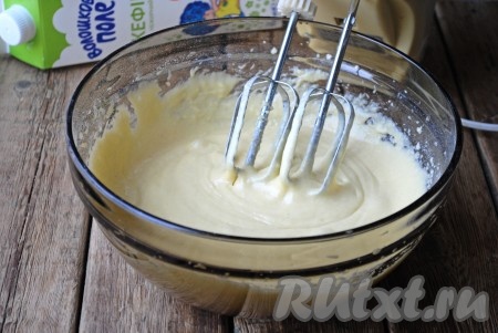 Всыпать в тесто разрыхлитель, часть просеянной муки, перемешать миксером до однородности. Частями добавляя оставшуюся муку и полностью вмешивая её в тесто миксером, замесить однородное, воздушное тесто, напоминающее сметану средней жирности. Всыпая понемногу муку и хорошо вмешивая её, учитывайте не количество муки, указанное в ингредиентах, а густоту замешиваемого теста для манника.