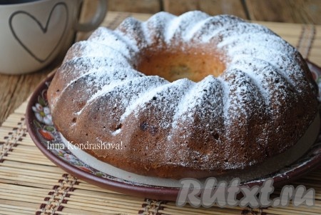 Готовый манник достать из духовки, дать немного ему остыть, вынуть из формы. Остудить на решётке, чтобы низ выпечки не подмок в процессе остывания. Перед подачей посыпать сахарной пудрой.