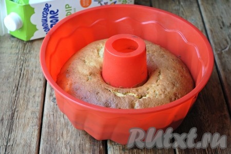 Манник с бананами выпекать в духовке, разогретой до 180 градусов, 45-50 минут (до красивого золотистого цвета). Для того чтобы проверить его готовность, проколите манник сверху сухой деревянной зубочисткой, если после прокола на зубочистке не будет следов теста, значит выпечка готова.