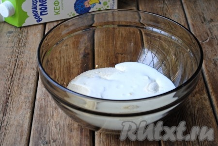 Кефир должен быть комнатной температуры. Его можно достать заранее из холодильника, чтобы он согрелся, либо подогреть в микроволновке в течение секунд 20. Манную крупу насыпать в объёмную миску, залить кефиром комнатной температуры.