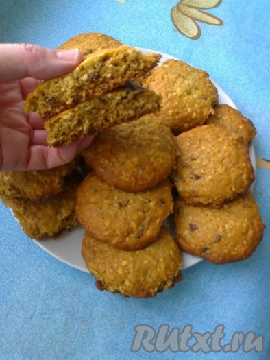 Вкусное, нежное, мягкое овсяное печенье с медом и изюмом готово.
