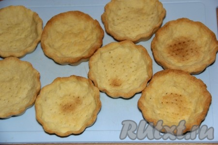 Выпекать корзинки в разогретой духовке при температуре 180 градусов, примерно, 15 минут. Готовые корзиночки вынуть из форм и хорошо остудить.
