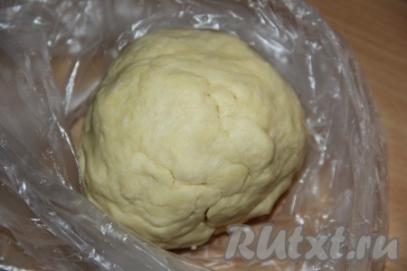 Песочное тесто для пирожных "Корзинка" должно получиться мягким, нежным и не липнущим к рукам. Поместить тесто в пакет и положить в холодильник на 30 минут.
