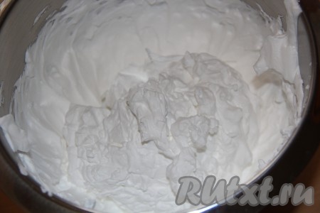 Охлажденные сливки для взбивания взбить до стойких пиков, по вкусу добавить сахарную пудру. Готовые сливки выложить в кондитерский мешок с фигурной насадкой.
