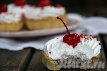 Украсить верх корзинок по вашему вкусу (я украсила коктейльной вишней и кондитерской посыпкой). Из указанного количества ингредиентов получается 10-12 пирожных "Корзинка", в зависимости от размера и глубины формочек. Корзиночки с начинкой, приготовленные по этому рецепту, получаются не только красивыми, но и очень вкусными.