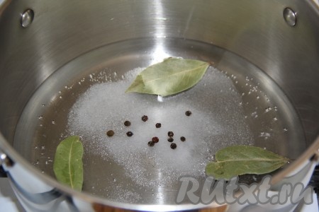 Воду влить в кастрюлю, добавить соль, сахар, лавровые листья и горошины чёрного перца, поставить на огонь и довести маринад до кипения.
