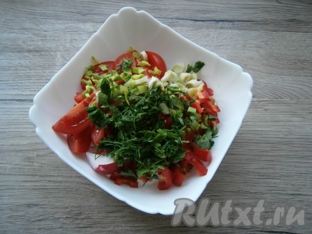 Всю зелень измельчить и добавить в салат.