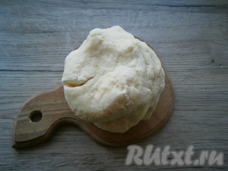 Замесить мягкое, немного липнущее картофельное тесто.

