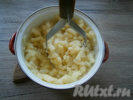 Очищенный картофель нарезать на кусочки, залить водой и, поставив на огонь, довести до кипения, подсолить и отварить на слабом огне до готовности (в течение 25-30 минут). Затем воду слить, картошку растолочь.
