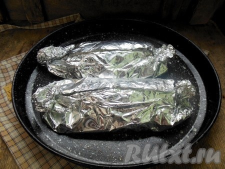 Заверните скумбрию с картошкой в фольгу так, чтобы в дальнейшем фольгу было удобно раскрыть. Аналогично заверните и вторую скумбрию с картофелем. Завернутые рыбки выложите на противень и отправьте в заранее разогретую духовку.&nbsp;
