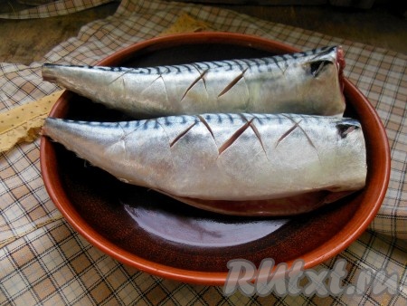 На рыбке&nbsp;с обеих сторон сделайте крестообразные неглубокие насечки (как на фото).
