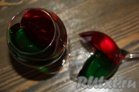 Достать из холодильника фужеры с застывшим желе и аккуратно влить остывшую разведённую смесь. Поставить наши фужеры на бочок, но уже другой стороной и убрать в холодильник на 2 часа (до полного застывания).
