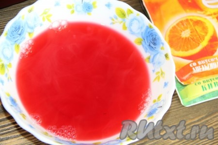 Развести первый пакетик сухого желе в горячей воде в соответствии с инструкцией на упаковке. Я растворяла желе в 200 мл горячей воды. Хорошо размешать смесь до полного растворения желатина.
