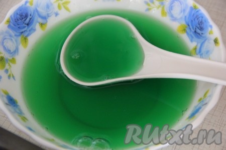 Развести следующий пакетик желе горячей водой (я развела 200 мл воды), остудить смесь до комнатной температуры (если смесь будет горячей, то, когда мы её будем заливать в фужер, застывшее желе может растаять).
