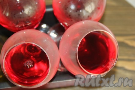 Разлить желатиновую смесь по фужерам, заполняя их на 1/3 объёма. Поместить фужеры в форму для выпечки или кастрюлю так, чтобы они лежали на боку. Отправить в холодильник на 2 часа (желе должно застыть).
