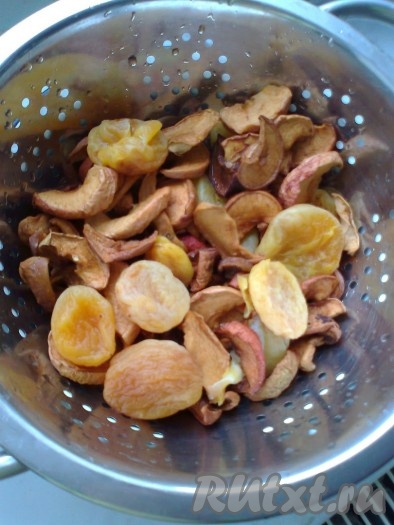 Промытые сухофрукты надо залить 1 литром воды, поставить на огонь и варить в течение 5-10 минут с момента закипания (до мягкости фруктов), то есть сварить компот. 

Отваренные сушеные яблоки и абрикосы достать из компота с помощью шумовки (или процедить компот в другую кастрюлю).