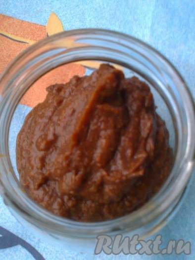 Можно измельчать с помощью мясорубки, но тогда пюре надо дополнительно протереть через сито. Добавить в пюре 40 грамм сахара, размешать.&nbsp;Отличная густая начинка готова.
