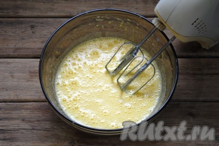 Продолжить взбивание до побеления и уплотнения яично-сахарной массы. 