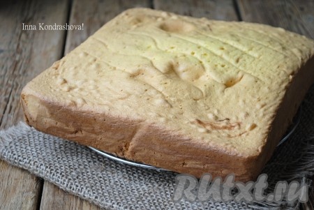 Готовую шарлотку достать из формы и остудить на решётке.&nbsp;
