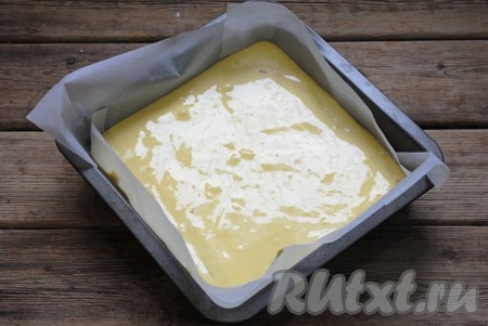 Поверх варенья вылить оставшееся тесто. 