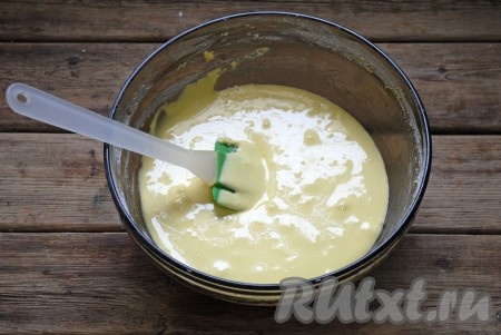 Всыпать просеянную муку с разрыхлителем.&nbsp;Аккуратными движениями снизу вверх перемешать тесто лопаткой.
