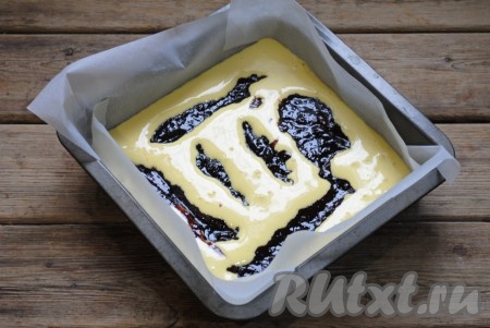 Форму для выпечки (у меня размер формы 20х20 см) застелить пергаментом, вылить половину теста и разровнять. На тесто произвольно выложить варенье.&nbsp;

