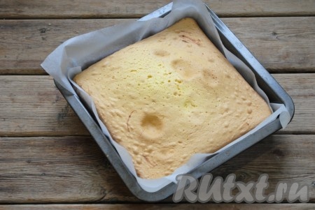 Отправить шарлотку с вареньем в разогретую до 180 градусов духовку на 25-30 минут. Пирог должен пропечься и стать румяным. Время выпекания зависит только от вашей духовки, готовность можно проверить деревянной палочкой (если проткнуть палочкой готовую выпечку - палочка останется сухой).&nbsp;
