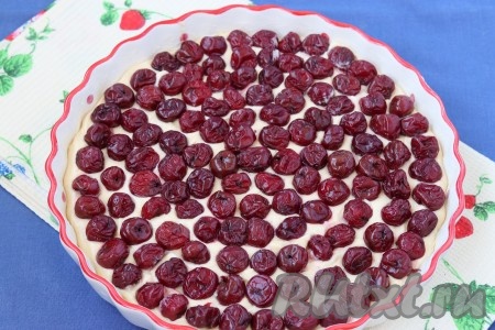 Любую подходящую форму смазать сливочным маслом. Подойдёт и стеклянная, и керамическая форма размером от 20 до 25 см. Можно взять и металлическую, но я бы советовала тогда застелить её бумагой для выпечки, так форма прослужит вам дольше. Тесто переложить в форму и сверху выложить вишни. Не бойтесь выкладывать ягоды плотно друг к другу.
