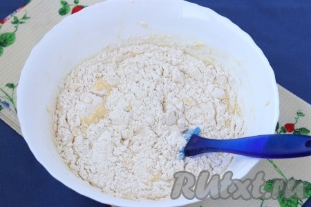 Просеять в тесто муку с разрыхлителем, перемешать лопаткой.