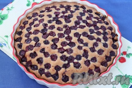 Духовку разогреть до 180 градусов и выпекать пирог 45-55 минут, в зависимости от формы. Готовность проверить при помощи деревянной шпажки (шпажка должна остаться сухой при прокалывании готового теста).
