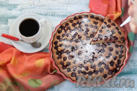 Воздушный, очень вкусный открытый пирог с вишней посыпать, по желанию, сахарной пудрой, затем разрезать и подавать к чаю, кофе или любому другому напитку.
