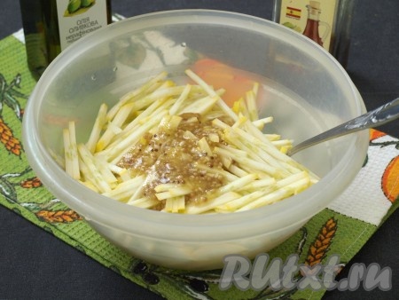 Сложить нарезанный кабачок в миску и вылить сверху заправку, хорошо перемешать.
