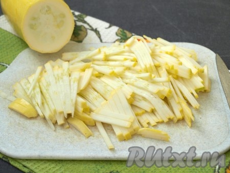 Кабачок вымыть и нарезать тонкой соломкой. Молодой кабачок чистить от кожуры не нужно.
