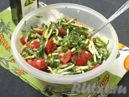 В миску с кабачками добавить помидоры, щавель и петрушку, посолить и поперчить, перемешать салат.
