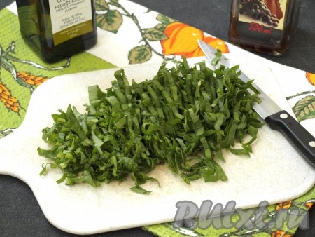Вымыть и промокнуть полотенцем щавель, тонко нарезать.
