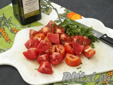 Крупными кусочками нарезать помидоры и измельчить петрушку.