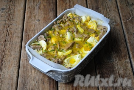 Форму для выпекания смазать растительным маслом или застелить пергаментом и вылить яично-печёночную смесь.